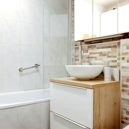 Apartman Elegant 1-bedroom Near Hill Forest Ljubljana