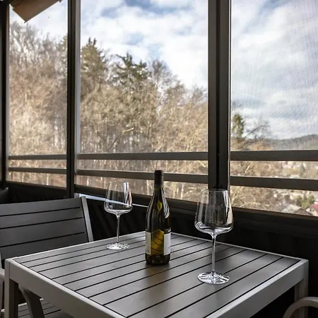 Apartman Elegant 1-bedroom Near Hill Forest